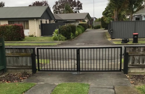 Napier House | 3 bdm pet friendly home in quiet street.No extra charge for cleaning or pets.