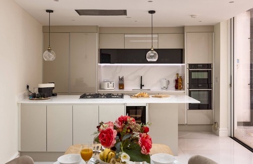 Kilburn House | 3-BDR Stunning LUX Villa & Parking Central London