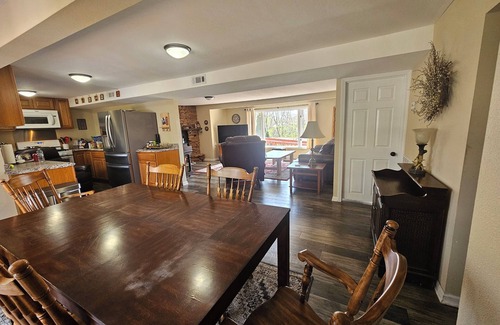 Mauston House | 3 BdrHomew/HotTub+FREE Firewood,sleeps10innMauston,closeto nWI Dells/Attractions