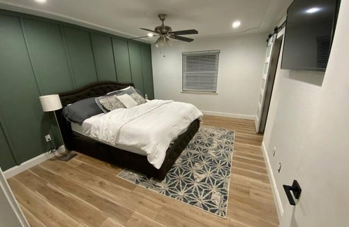 Bedford House | 3 bdrm 2 bath with access to pool& patio.