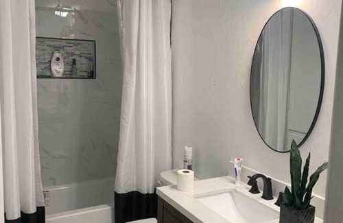 Bedford House | 3 bdrm 2 bath with access to pool& patio.