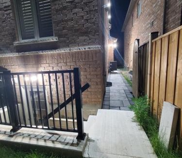 Brampton Apartment | 3 bdrm 3 full bath Brampton Toronto, Sleeps 16