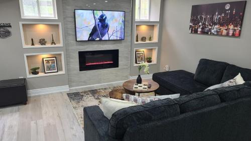 Brampton Apartment | 3 bdrm 3 full bath Brampton Toronto, Sleeps 16