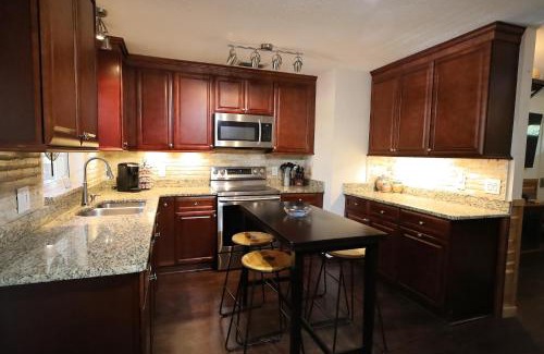 Homosassa House | 3 Bdrms & Private Backyard Tiki Courtyard & more