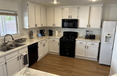 Enterprise House | 3 Bed 2.5 Bath House Getaway 15 minutes to Strip