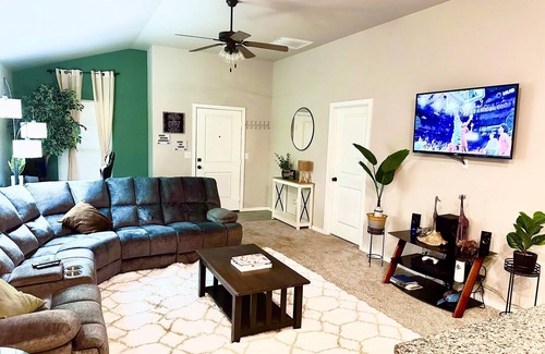Lubbock House | 3 bed/2 bath fully furnished spacious cozy place ready for you to call it home!