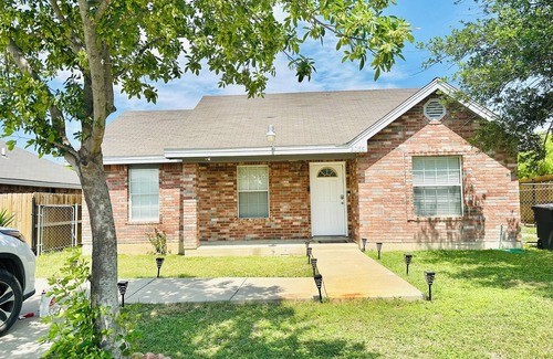 Eagle Pass House | 3-bed 2bath Eagle Pass with AC, WiFi Centrallylocated, recently renovated home!