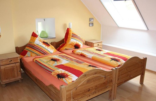 Halsdorf Other | 3-bed apartment attic storey left - Ferienwohnungen Bauernhof Heck
