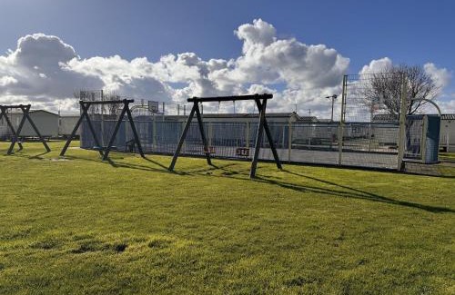 Towyn Ski Chalet | 3 Bed Caravan - Sleeps 8 - Pet friendly Parking