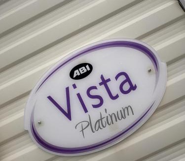 Towyn Ski Chalet | 3 Bed Caravan - Sleeps 8 - Pet friendly Parking