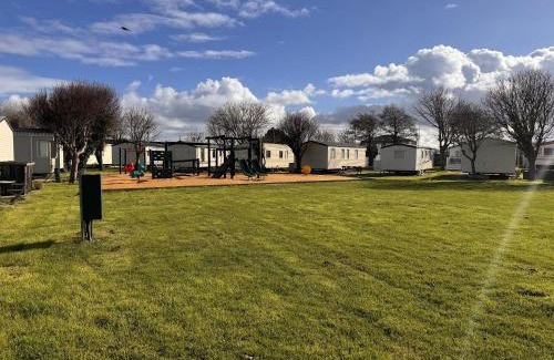 Towyn Ski Chalet | 3 Bed Caravan - Sleeps 8 - Pet friendly Parking