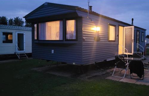 Winestead House | 3 Bed Caravan - Sleeps 8 - Pets - Garden - Parking
