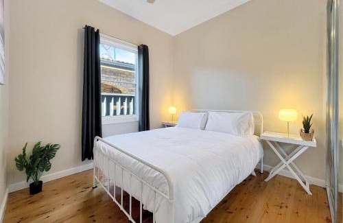 Belmont South House | 3-Bed Coastal Haven with Alfresco Dining & BBQ