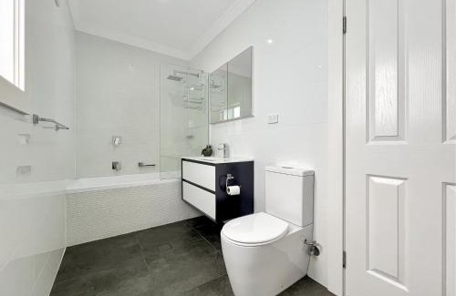 Belmont South House | 3-Bed Coastal Haven with Alfresco Dining & BBQ