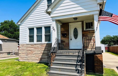 Hammond House | 3 bed Duplex Home Near Whiting, Hammond