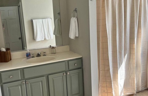 Hammond House | 3 bed Duplex Home Near Whiting, Hammond