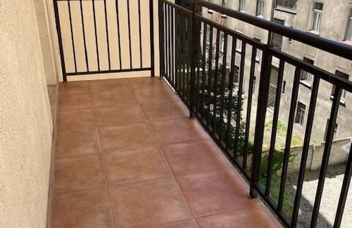 Andel Apartment | 3 Bed Flat - Sleeps 10 - Pets - Smoking on terrace