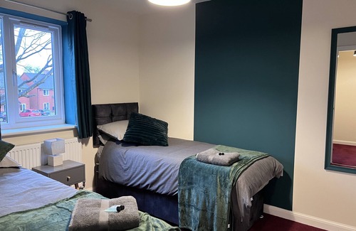 Walsall House | 3-Bed fully furnished house in Walsall, near M6 J11/10, Wolverhampton, Cannock.