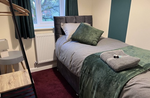 Walsall House | 3-Bed fully furnished house in Walsall, near M6 J11/10, Wolverhampton, Cannock.