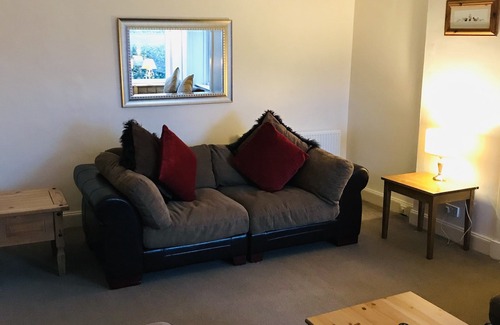 Kilmarnock Cottage | 3 bed house, free WiFi, off street parking. Central Ayrshire, 20 mins to Glasgow