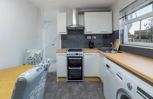 Westcliff-on-Sea House | 3 Bed House Sleeps 6 - Free Parking -Tv & Wi-Fi