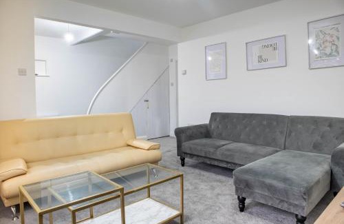 Westcliff-on-Sea House | 3 Bed House Sleeps 6 - Free Parking -Tv & Wi-Fi