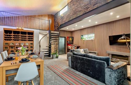 Hoylandswaine House | 3 Bed in Holmfirth 94342