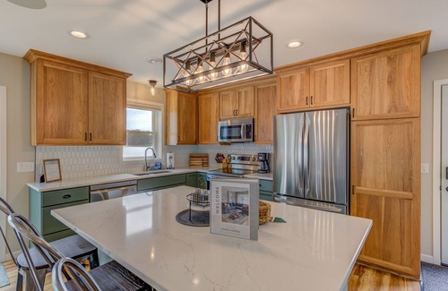 Lindstrom Cottage | 3 Bed Lake House with Balconies and HOT TUB
