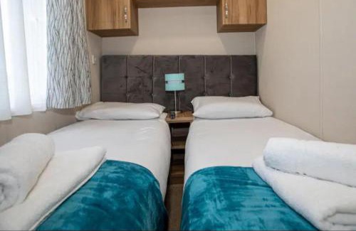 St. Andrews House | 3-Bed Lodge Sleeps 6 -Hot tub -Resort Access