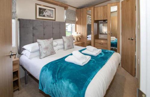 St. Andrews House | 3-Bed Lodge Sleeps 6 -Hot tub -Resort Access