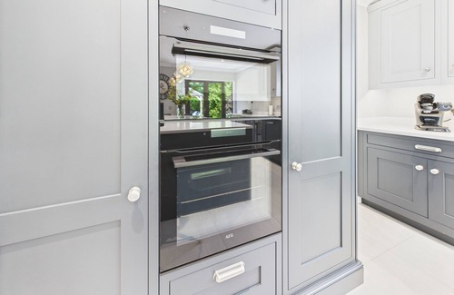 West Byfleet House | 3 Bed Luxury Family Home, with Self-Check in & Direct Train to London