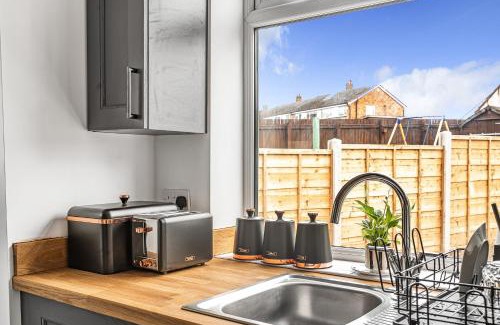 Healey Lane House | 3-Bed, Sleeps 6, Near M1/M62