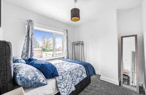 Healey Lane House | 3-Bed, Sleeps 6, Near M1/M62