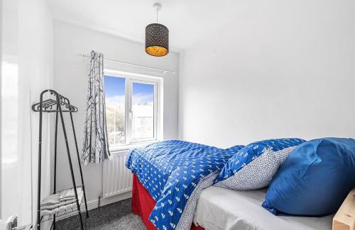 Healey Lane House | 3-Bed, Sleeps 6, Near M1/M62