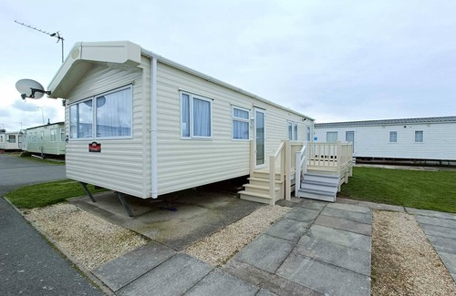 Rhyl Ski Chalet | 3 Bed, Sleeps 6, Parking