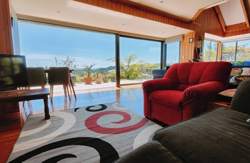 Karekare House | 3 Bed Tranquil Nature Escape with Stunning views, Spa, Beaches & Stargazing.