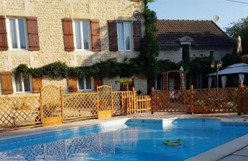 Chateau-Garnier Villa | 3 Bed Villa Sleeps 5 - Hot Tub Pool Parking