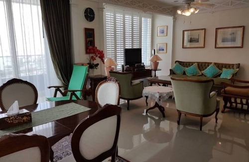 Bang Lamphu Lang Condo | 3-bedroom condo in wonderful Krung Thep Maha Nakhon with AC, WiFi