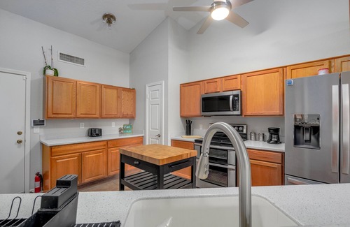 Chandler House | 3 Bedroom 2 Bath - Sleeps 7 with Pool - Near the Chandler Mall