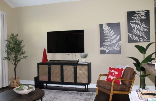 Thomasville House | 3 Bedroom - 2 Bath Thomasville Private HOME.