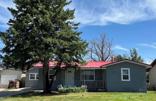 Clayton House | 3-bedroom, 2- Bathroom house in marvelous Clayton, NM with AC, WiFi!