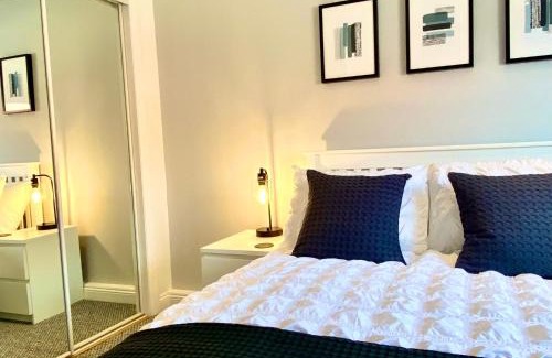 Longcroft House | 3 bedroom - 2 bathroom Townhouse in Corstorphine Near Murrayfield Stadium - Direct Bus To Edinburgh City Centre in 20 Minutes - Two Private Parking Spaces - Private Sunny Garden - Recently Refurbished