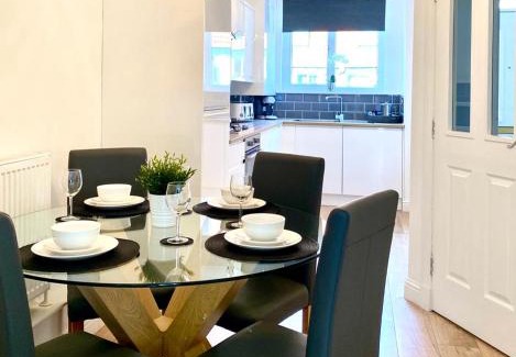 Longcroft House | 3 bedroom - 2 bathroom Townhouse in Corstorphine Near Murrayfield Stadium - Direct Bus To Edinburgh City Centre in 20 Minutes - Two Private Parking Spaces - Private Sunny Garden - Recently Refurbished