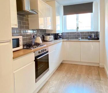 Longcroft House | 3 bedroom - 2 bathroom Townhouse in Corstorphine Near Murrayfield Stadium - Direct Bus To Edinburgh City Centre in 20 Minutes - Two Private Parking Spaces - Private Sunny Garden - Recently Refurbished