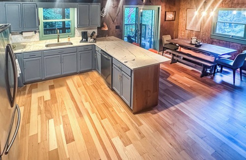 Wolf Laurel Cabin | 3 Bedroom + 3 Bathroom with Hot Tub - Ski Access less than 1 mile!