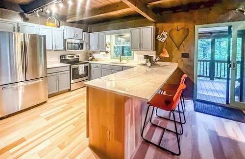 Wolf Laurel Cabin | 3 Bedroom + 3 Bathroom with Hot Tub - Ski Access less than 1 mile!