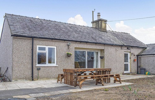 Brynrefail Cottage | 3 bedroom accommodation in Llanddeiniolen, near Bangor