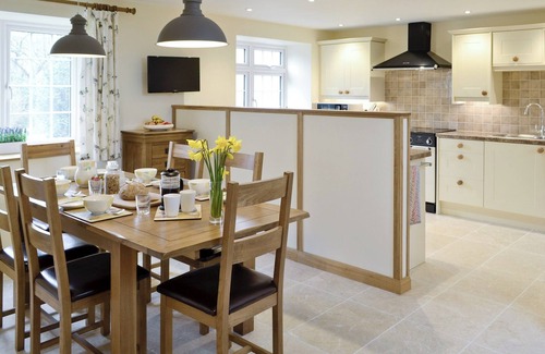 Frome Cottage | 3 bedroom accommodation in Spring Gardens, Frome