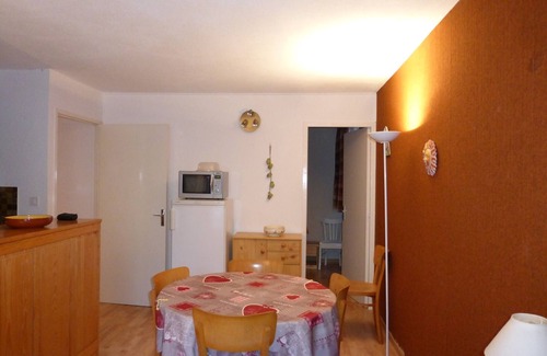 Enchastrayes Apartment | 3-Bedroom Apartment with Balcony, Sleeps 6, Parking