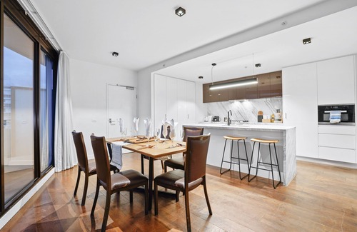Doncaster Apartment | 3 Bedroom Apartment 5 mins walking to Westfield Doncaster